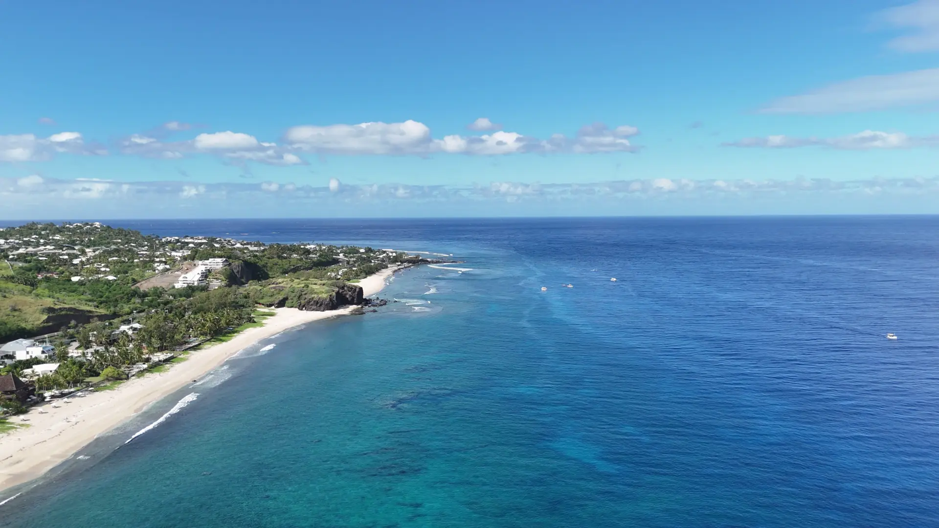 Vue aérienne de la côte ouest de La Réunion, de son lagon et de ses quartiers