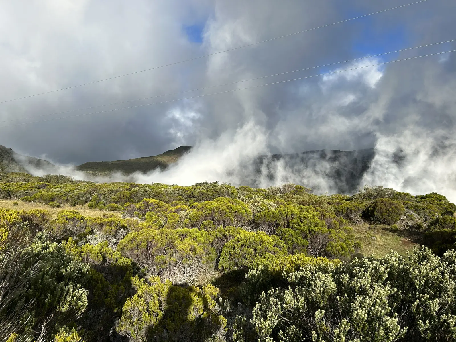 Wolken in der Vulkanlandschaft am Piton de la Fournaise