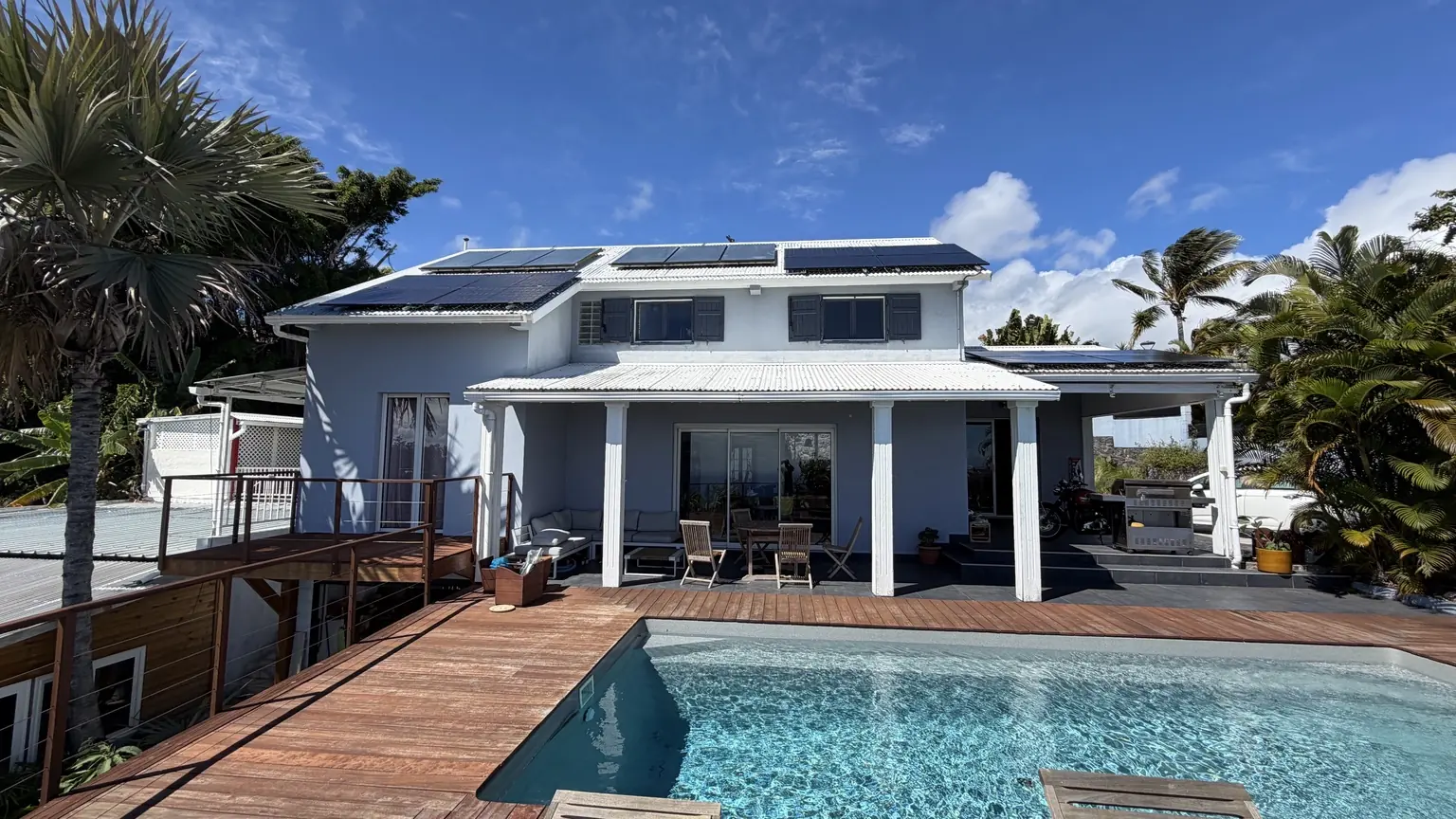 Notre maison actuelle avec piscine et panneaux photovoltaïques