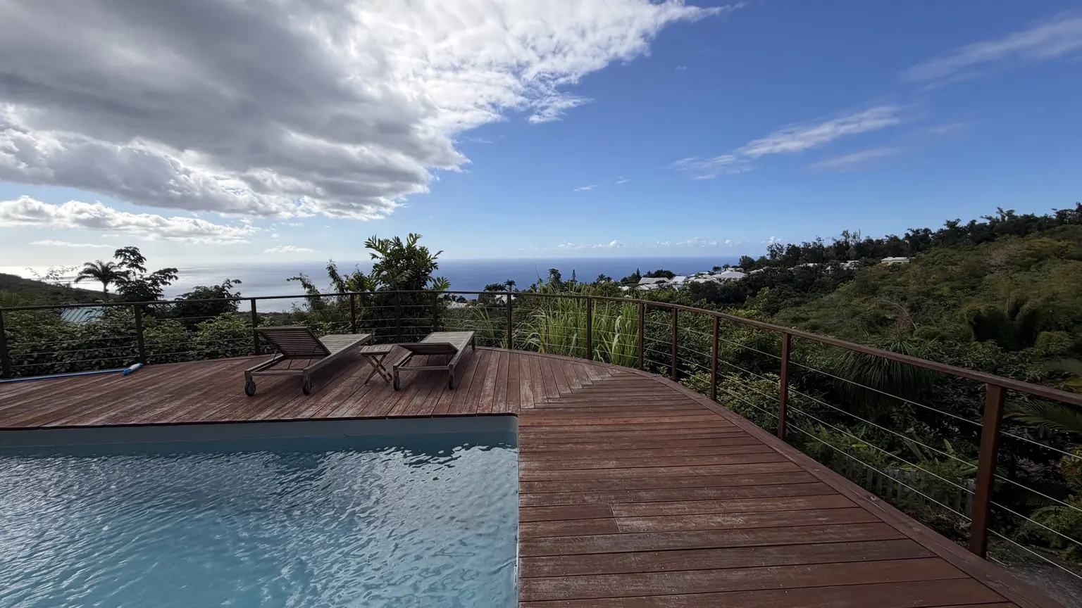 Terrasse de la piscine face à l’océan Indien