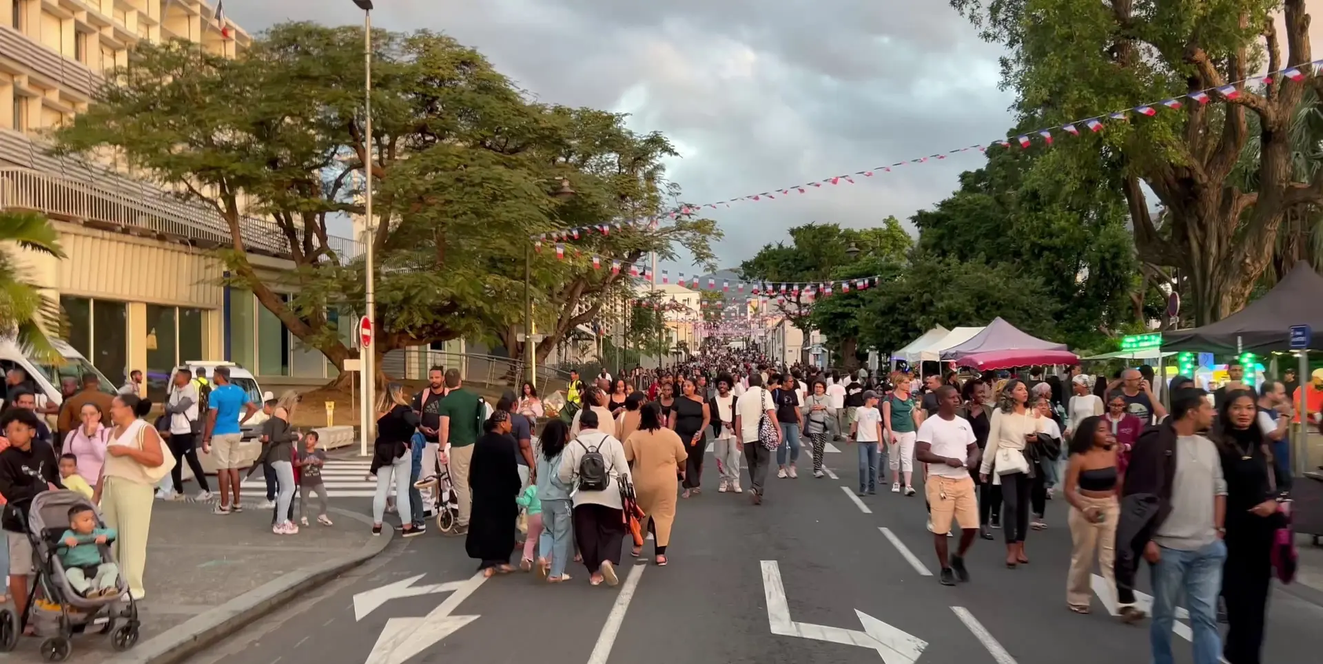 Straßenfest mit vielen Menschen in Saint-Denis auf La Réunion