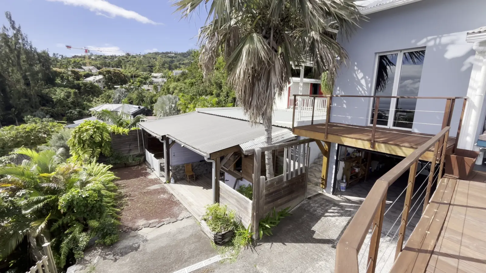 La maison de yoga sur le terrain
